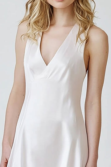 Robe blanche asymétrique à col en V